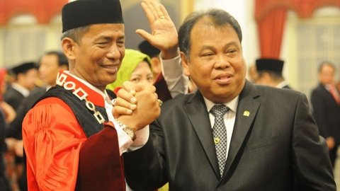 Mengingat Kembali 'Pedasnya' Dissenting Opinion Hakim MK Saldi Isra & Arief Hidayat di Putusan Batas Usia Cawapres