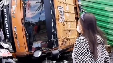 Truk Kontainer Seruduk 7 Mobil dan 1 Sepeda Motor di Sidrap, Seorang Tewas Terjepit