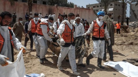 FOTO: Terungkap, Ini Penampakan Kuburan Massal di Dua Rumah Sakit Gaza: Mayat-Mayat Ditemukan dengan Tangan Terikat