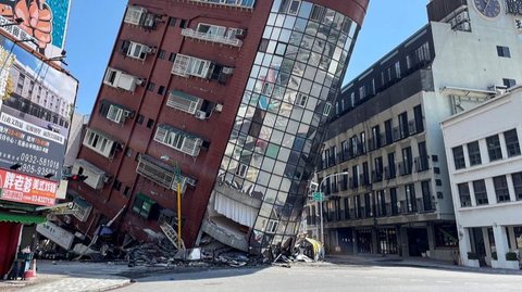 FOTO: Dahsyatnya Gempa Bumi Terkuat di Taiwan Sampai Bikin Gedung-Gedung Miring hingga Tujuh Orang Tewas dan 77 Lainnya Terjebak