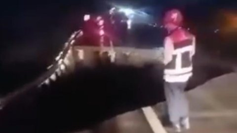 Longsor di Tol Bocimi KM 64 Arah Jakarta Menuju Sukabumi, 1 Mobil Terperosok ke Lubang