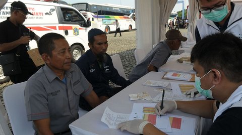 FOTO: Demi Keselamatan, Sopir dan Kondektur Bus Mudik Gratis Pemprov DKI Jakarta Dites Urine