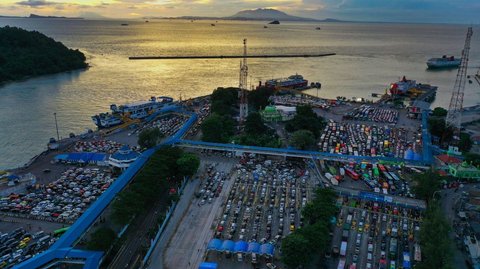 FOTO: Membeludaknya Pemudik di Pelabuhan Merak Banten, Tiket Penyeberangan hingga H-2 Lebaran Ludes