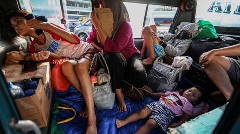 FOTO: Potret Lelah Para Pemudik yang Terpaksa Tidur di Pelabuhan Merak saat Terjebak Antrean Masuk Kapal Berjam-jam