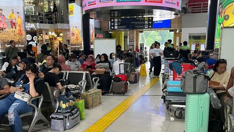 Situasi Arus Mudik di Stasiun Gambir pada H-1 Lebaran