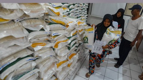 FOTO: Semringah Warga Menerima Bantuan Cadangan Pangan Beras 10 Kg