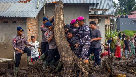 FOTO: Perjuangan Tim SAR Cari Korban Banjir Bandang di Sumbar, 50 Orang Ditemukan Tewas