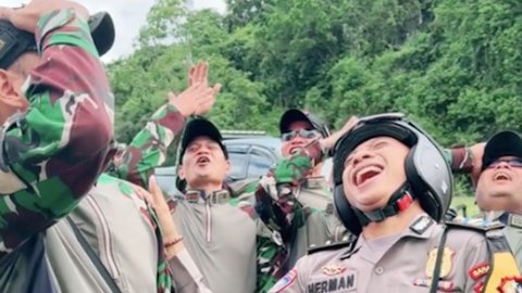 Begini Cara Prajurit TNI Perbatasan Menghibur Diri, Pak Bhabin Tak Mau Kalah, Sekali Nyoba Langsung Muntah