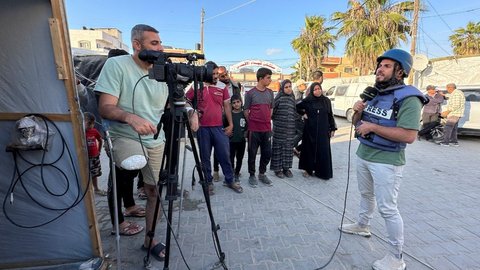 FOTO: Kisah Jurnalis Palestina Tetap Meliput Perang di Jalur Gaza Meski Kaki Diamputasi