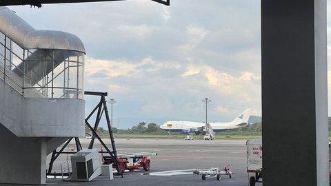 Pesawat Garuda Angkut Jemaah Haji Kloter V Embarkasi Makassar Kembali ke Bandara Hasanuddin