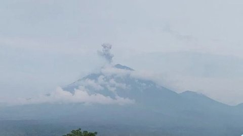 Gunung Semeru Erupsi Lima Kali Sejak Jumat Pagi