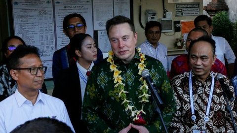 FOTO: Gaya Elon Musk Berkemeja Batik Hijau Resmikan Layanan Internet Starlink di Bali