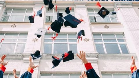 Cewek Sarjana Rela Lepas Baju Toga dan Diberikan kepada Kakaknya yang Cuma Lulusan SMP, Alasannya Bikin Mata Berkaca-Kaca