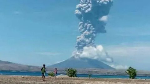Gunung Semeru Kembali Erupsi, Lontarkan Abu Vulkanik Setinggi 800 Meter