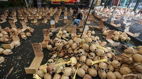 FOTO: Napak Tilas Pelanggaran HAM Orde Baru, Ribuan Tengkorak dan Nisan Bertebaran di Peringatan 26 Tahun Reformasi