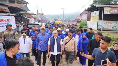 Kunjungi Lokasi Bencana di Agam, Zulhas Temui Pengungsi dan Berikan Bantuan