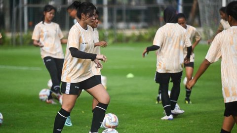 FOTO: Pemanasan Timnas Putri Indonesia Bersiap Bertanding dengan Singapura di Laga Uji Coba Internasional