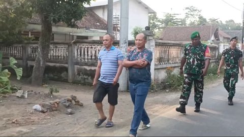 Pakai Kaos dan Sandal Jepit, Jenderal TNI Pulang Kampung Dikawal Polisi Militer Ziarah Kubur Ke Orangtua