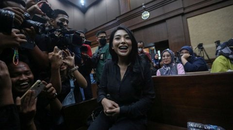 VIDEO: Biduan Cantik Nayunda Nabila Umbar Senyum Siap Bersaksi di Sidang Eks Mentan SYL