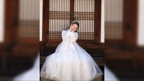 7 Potret Cantik Rebecca Klopper Tampil Pakai Pakai Hanbok saat Liburan di Korea Selatan, Bikin Netizen Terpesona