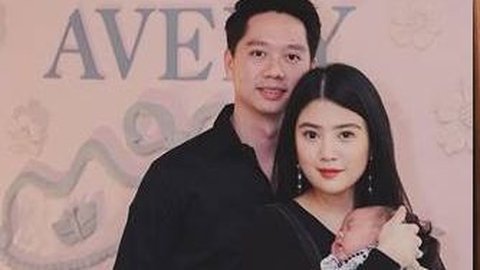 Potret Valencia Tanoe Ajak Baby Avery dalam Liburan Perdana Keluarga Kecilnya, Momen Kevin Sanjaya Gendong Sang Buah Hati Bikin Salfok