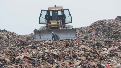 FOTO: Penampakan Gunung Sampah di TPA Burangkeng yang Over Kapasitas dan Mau Diperluas 2,5 Hektar