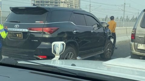 VIDEO: Kronologi Fortuner Pelat Polisi Tabrak Minibus di Tol MBZ, Mendadak Ganti Nopol Sipil