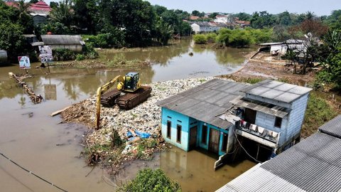 FOTO: Berbulan-bulan Banjir yang Disebabkan Gunung Sampah Masih Merendam Rumah-Rumah hingga Melumpuhkan Jalan di Depok