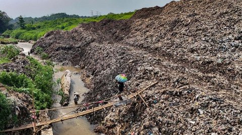 FOTO: Penampakan Gunung Sampah di TPA Cipayung yang Overload hingga Nyaris Tutup Aliran Sungai