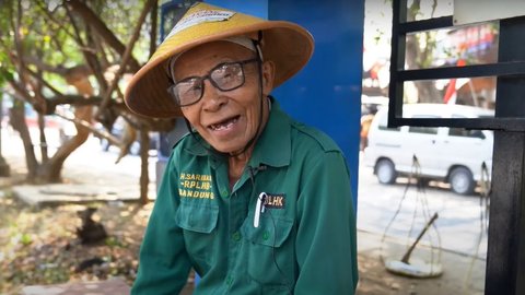 Belajar dari Mbah Sariban, Rela Bersepeda Keliling Bandung untuk Bersihkan Sampah Tanpa Dibayar