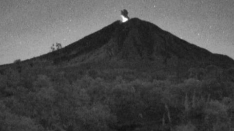 Gunung Semeru Erupsi Disertai Guguran Lava Pijar