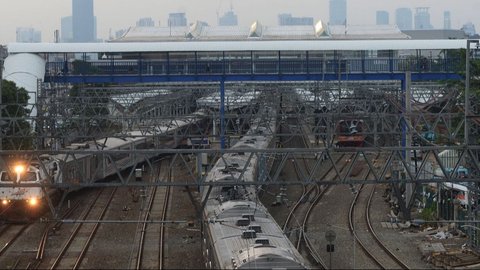 Tawuran di Perlintasan Kereta Tanjung Priok-Ancol, KRL Sempat Berhenti dan Penumpang Panik