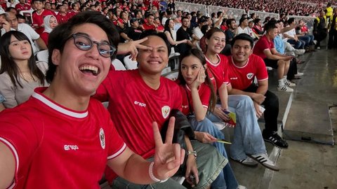 Momen El Rumi Nonton Timnas di Stadion Bareng Rizky Febian dan Thariq Halilintar yang Datang Bersama Pasangan: Jatohnya jadi Nyamuk