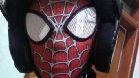 10 Potret Driver Ojol Cosplay Jadi Superhero, Gayanya Keren Tapi Agak Kocak Juga