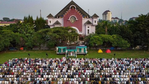 FOTO: Indahnya Toleransi di Depok, Salat Iduladha Berlangsung Damai di Depan Gereja Bethel Indonesia