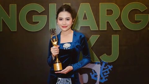 Prilly Latuconsina Raih Penghargaan di IKJ Awards 2014, Pesonanya Curi Perhatian!