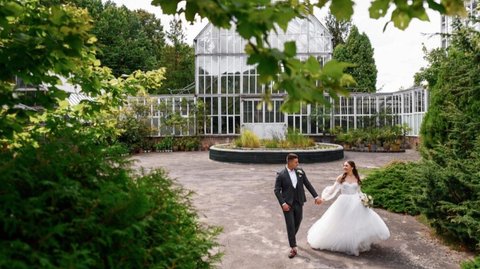 Intip Momen Seru 330 Pasangan di Surabaya Fitting Gaun Pengantin Bareng, Aura Bahagia Memancar