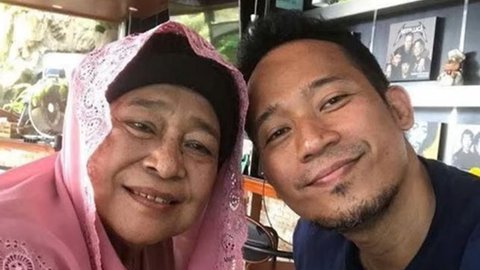 Cerita Haru Denny Cagur Membelikan Rumah Pertama untuk Ibunda, Sempat Tak Percaya Hingga Menitikan Air Mata