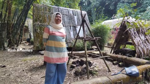 Hindari Kemudaratan Dunia, Satu Keluarga Rela Tinggal di Tengah Hutan yang Sejuk dan Nyaman