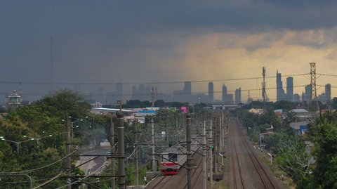 FOTO: Penampakan Awan Gelap dan Tebal Kepung Jakarta, BMKG Keluarkan Peringatan Dini