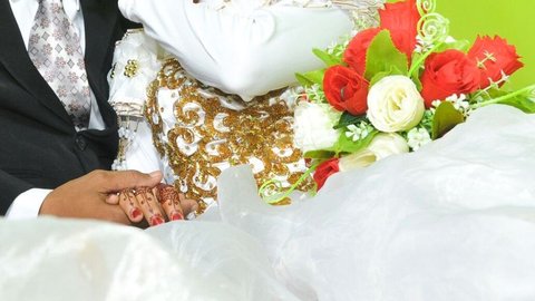 Uniknya Tradisi Pernikahan Khas Masyarakat Suku Ogan, Menghalangi Pengantin Pria dengan Selendang