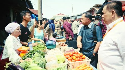 Eks Kapolri Panas-panasan Turun ke Pasar, Penampilannya Necis Bikin Salfok