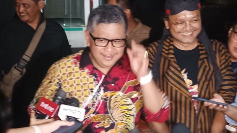 Gibran Bagi Buku Bersampul Foto Jan Ethes, Hasto PDIP: Waktu Saya Kecil Gambar Pahlawan Nasional