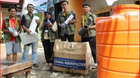 Inovasi Mahasiswa UGM saat KKN di Sulawesi Barat, Pasang Alat Pemanen Hujan dan Penerangan Jalan Bertenaga Surya