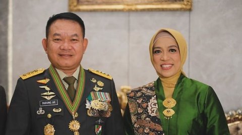 Gaya Santai Mantan Kasad, Jajan Kerak Telor di PRJ Didampingi Istri Tercinta