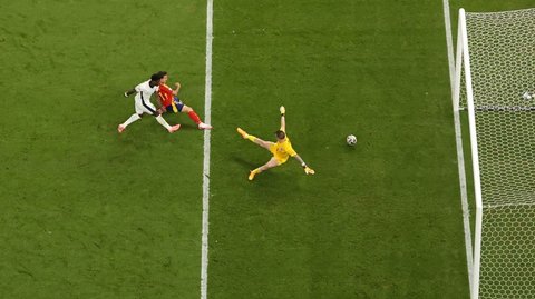 FOTO: Detik-Detik Sepakan Kaki Kanan Mikel Oyarzabal Sukses Membawa Spanyol Raih Juara Euro 2024