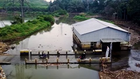 CEK LOKASI: Nasib Rumah-Rumah Kosong 'Kampung Mati' Depok Terisolir Banjir