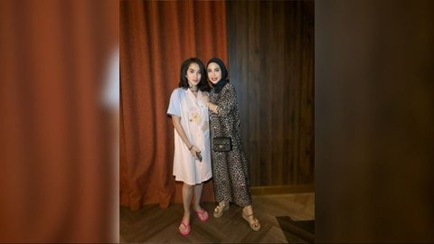 Kocak! Momen Ussy Sulistiawaty Rayakan Ultah ke-43 Bersama Para Sahabat, Tampil Mengenakan Daster