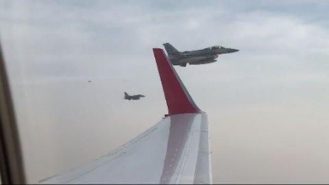 Kompol Syarif Asisten Ajudan Perlihatkan Pesawat Kepresidenan Jokowi Dikawal Jet Tempur