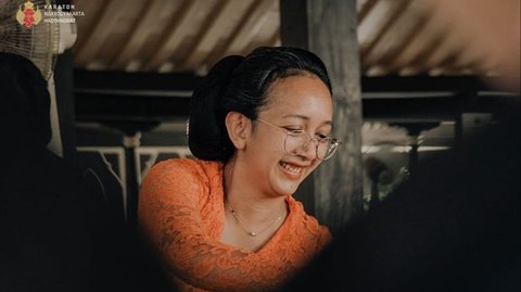Putri Sultan Yogyakarta Tak Malu Lesehan Bikin Kue Apem Ramai-ramai di Pendopo, Captionnya Bikin Ngakak